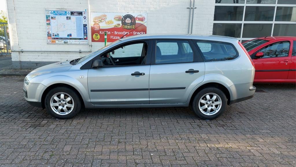 Ford Focus 1.6 16v Futura Airco en Nieuwe Distributieriem, Auto's, 4 cilinders, 635 kg, Handgeschakeld, Grijs