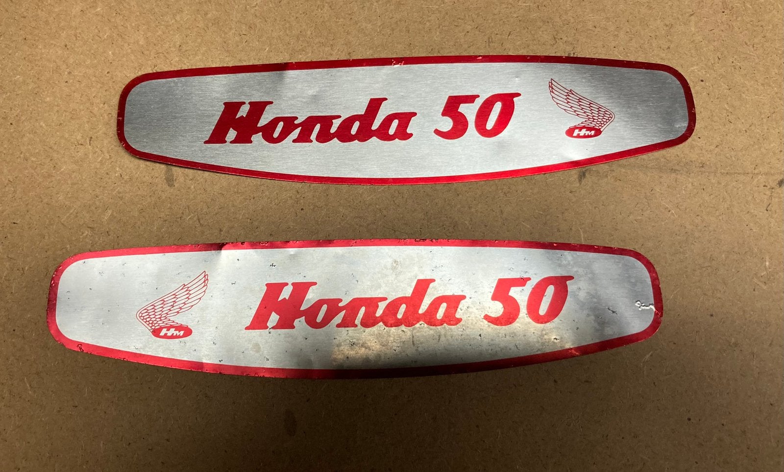 Nette typeplaatjes (links en rechts) HONDA 50 (oude logo), Ophalen of Verzenden, Gebruikt