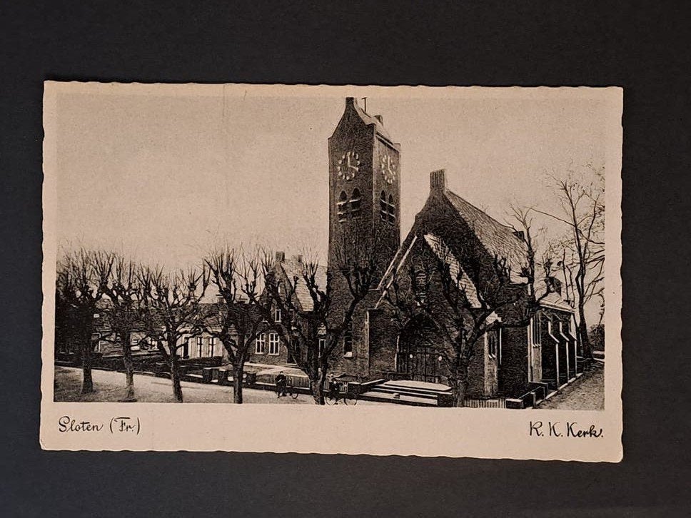 Sloten Friesland Zicht op de R.K.kerk omstr.1940, Verzenden, 1920 tot 1940, Ongelopen, Friesland