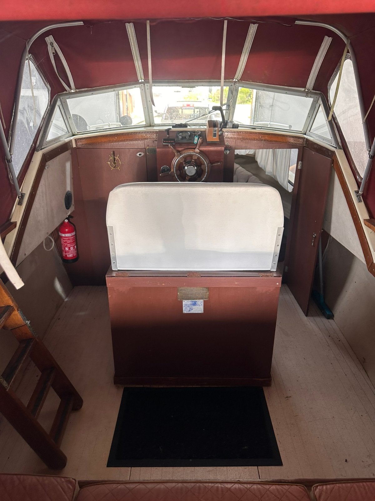 Foto 10 van Comfortabele polyester kajuitboot diesel inboard + trailer