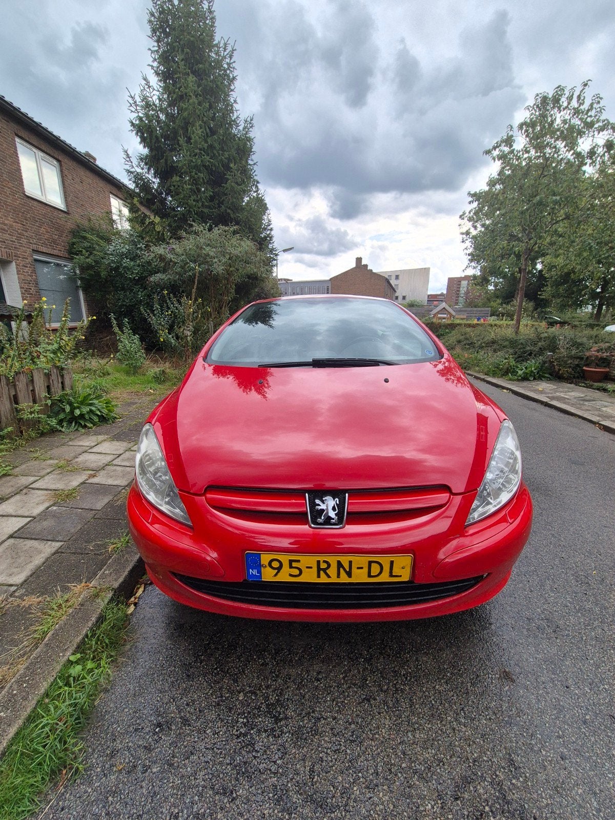 Peugeot 307 1.6 16V CC 2005 Rood, Auto's, 4 cilinders, Cabriolet, 4 stoelen, 1415 kg