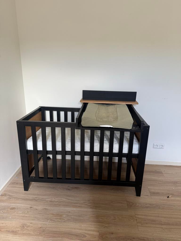 Zwart ledikant met commode en bijpassende kledingkast, Kinderen en Baby's, Kinderkamer | Commodes en Kasten, Gebruikt, Commode