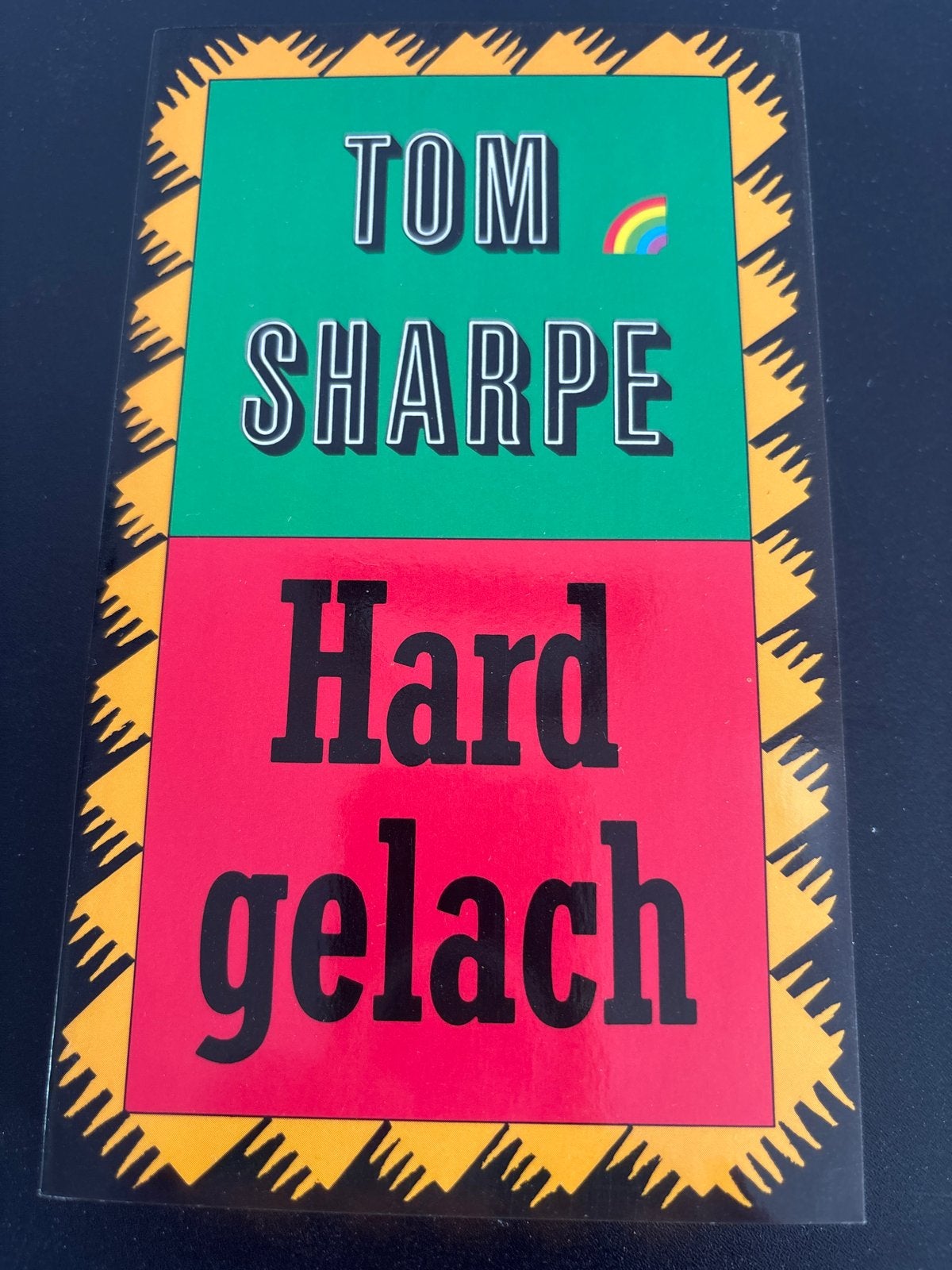 Tom Sharpe - Hard Gelach (Rainbow Pocketboek 167), Boeken, Ophalen of Verzenden, Zo goed als nieuw, Nederland