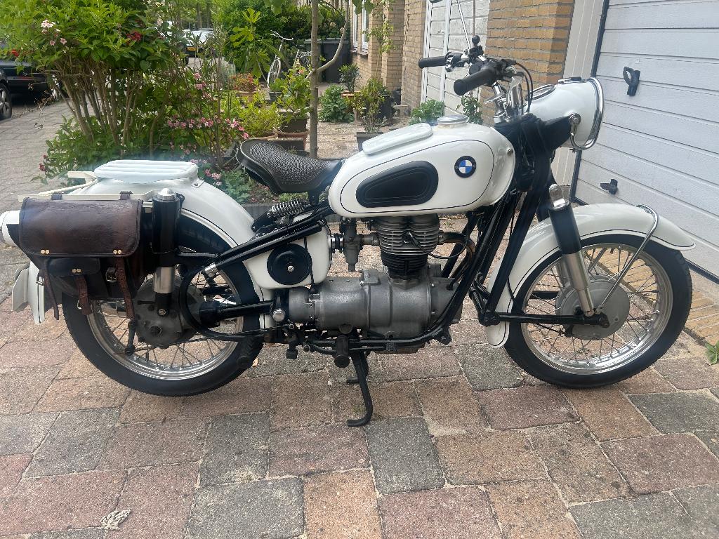 BMW R 27 uit 1962. Wit met zwart frame, Motoren, Motoren | Oldtimers, Toermotor