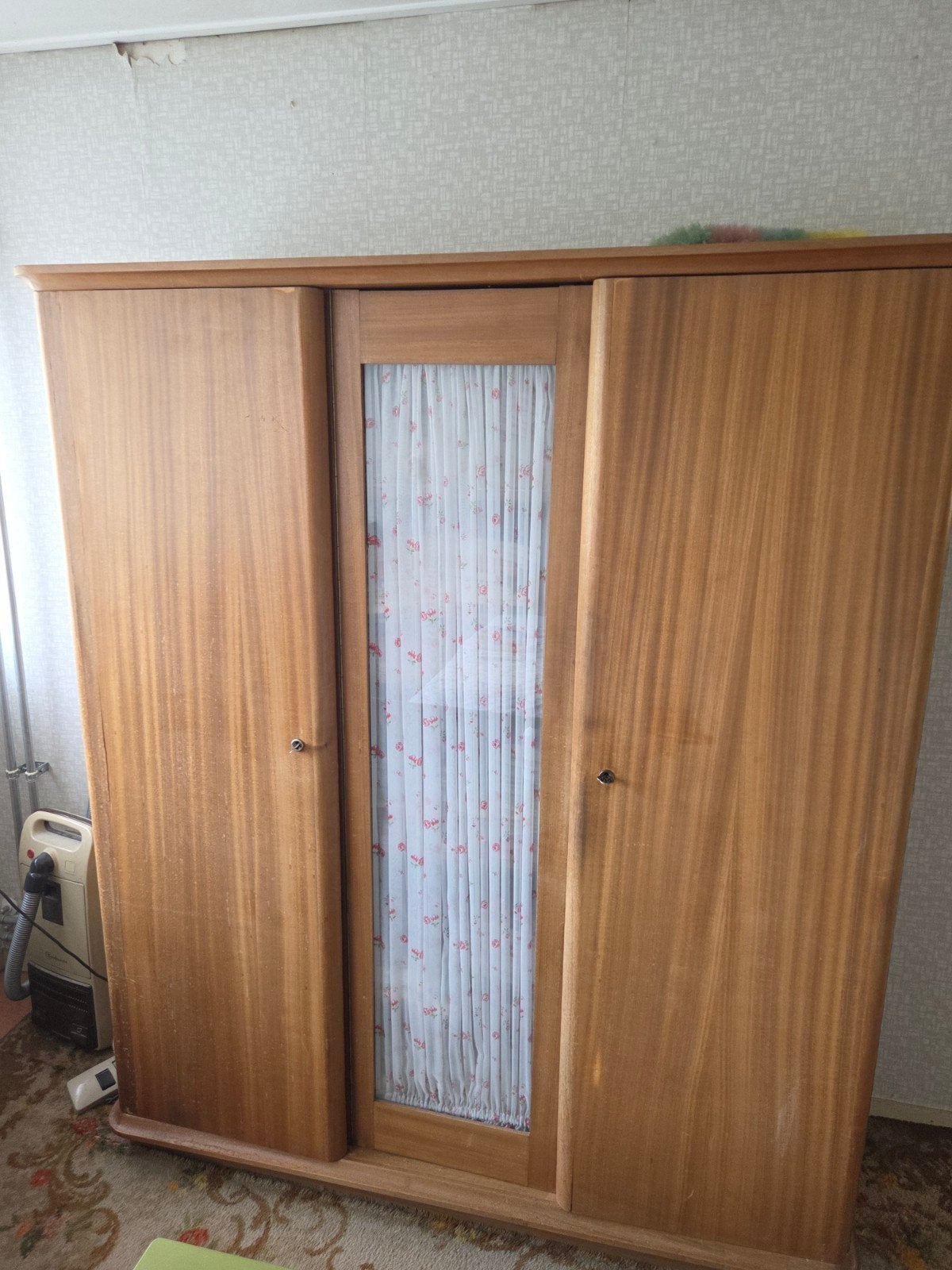 Mooie antieke mid-century linnenkast met glazen deur en sleu, Antiek en Kunst, Ophalen