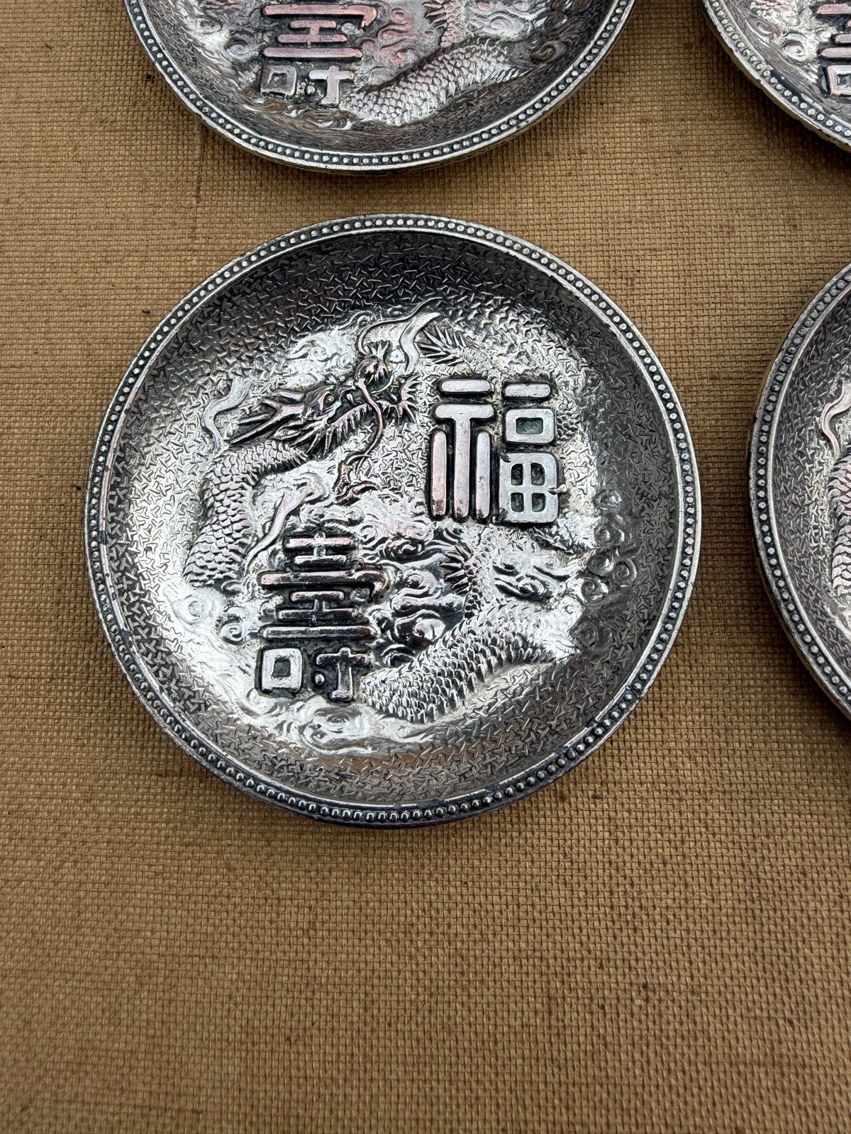Antieke Chinese zilveren onderzetters met drakenmotief, Ophalen of Verzenden