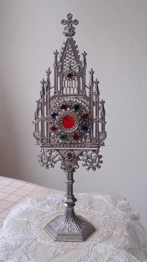 MONSTRANS 19 CM ALLE STEENTJES EN TORENTJES GAAF EN COMPLEET, Antiek en Kunst, Verzenden