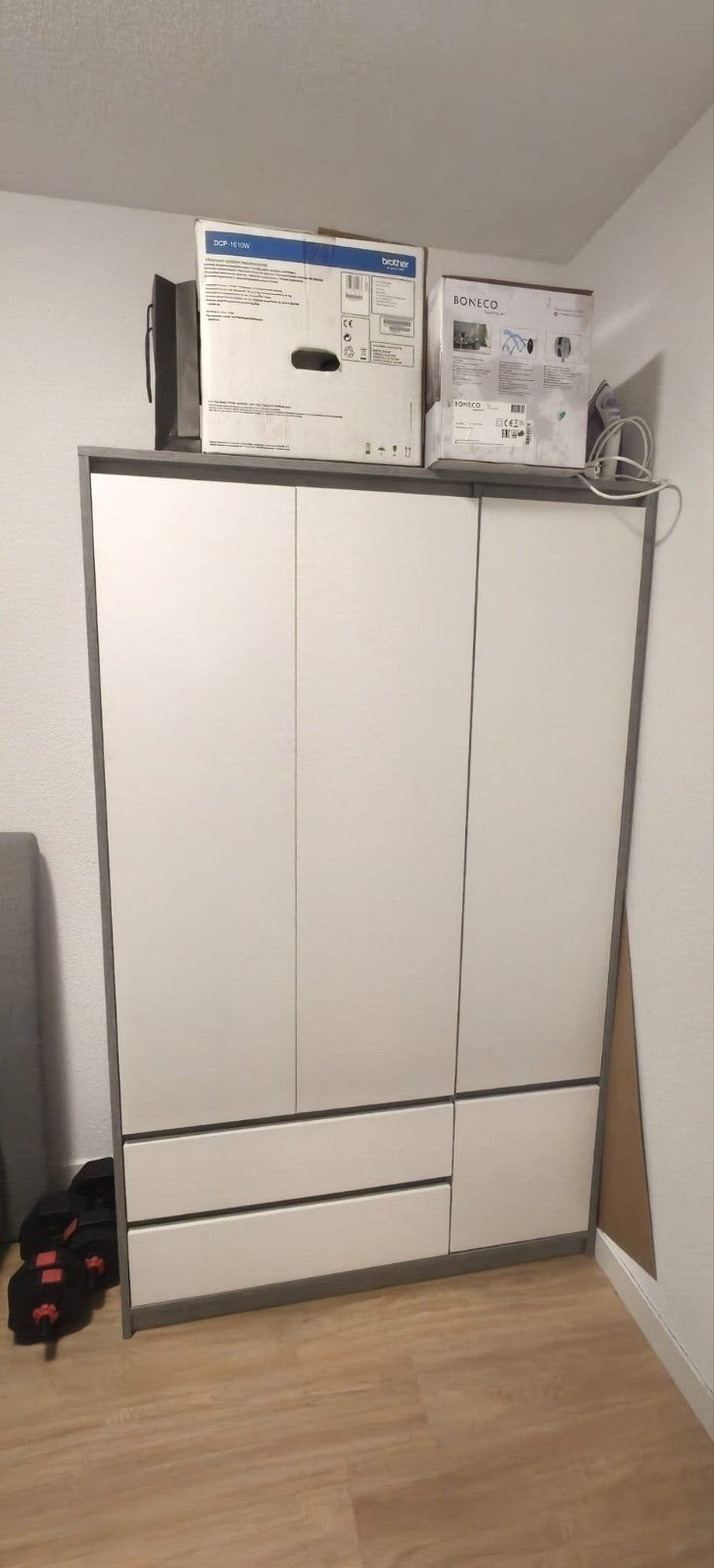 BILLUND Kledingkast 119x193 wit/beton - Zo goed als nieuw, Overige materialen, Met plank(en), Ophalen of Verzenden, Zo goed als nieuw