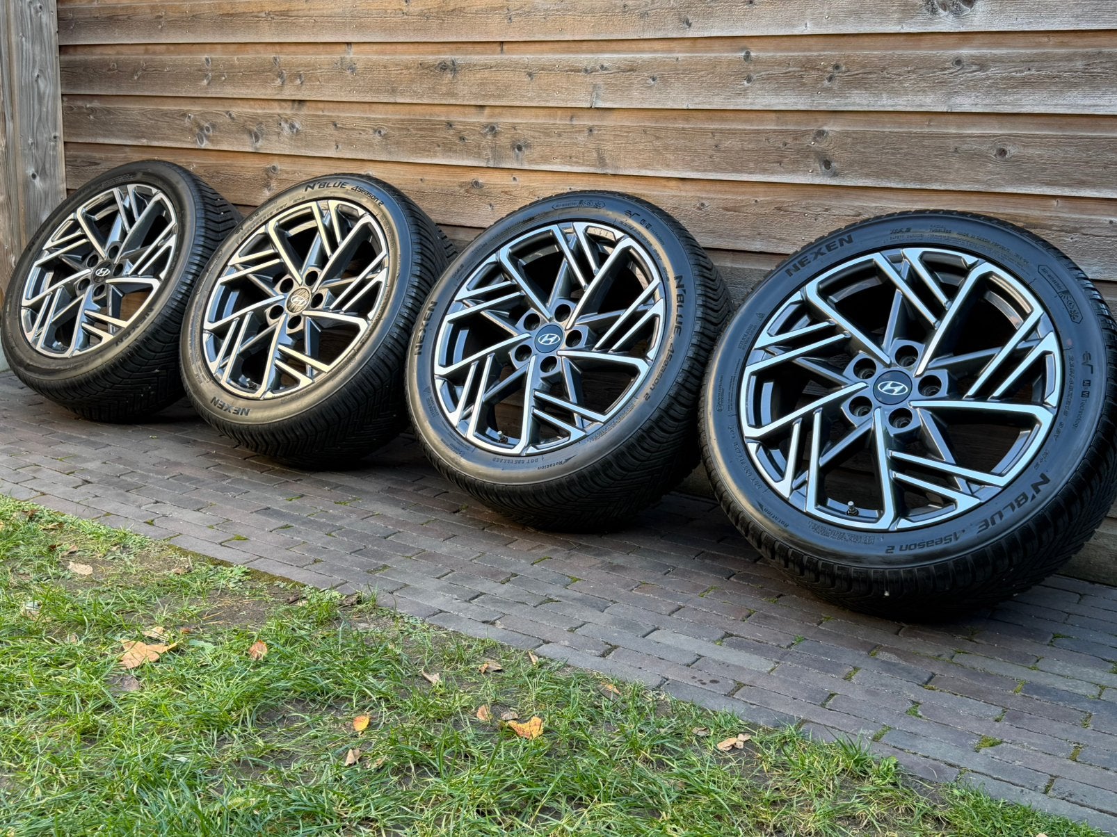 Orig Hyundai Kona N Line 18 inch velgen + all season banden, Auto-onderdelen, 18 inch, Gebruikt, Banden en Velgen, Ophalen of Verzenden
