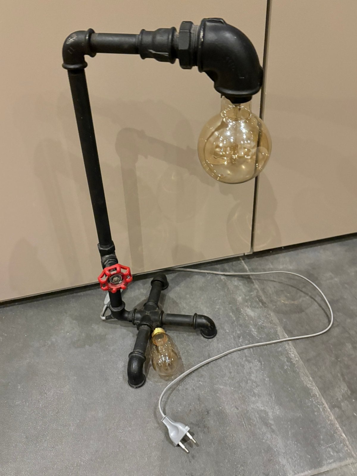 Leuke zwarte lamp met 2 verschillende bolletjes erbij, Ophalen, Zo goed als nieuw, Minder dan 50 cm