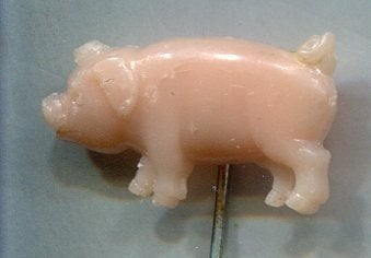 Roze Varken plastic speldje ( N_101), Verzamelen, Speldjes, Pins en Buttons, Verzenden, Zo goed als nieuw, Dier of Natuur, Speldje of Pin