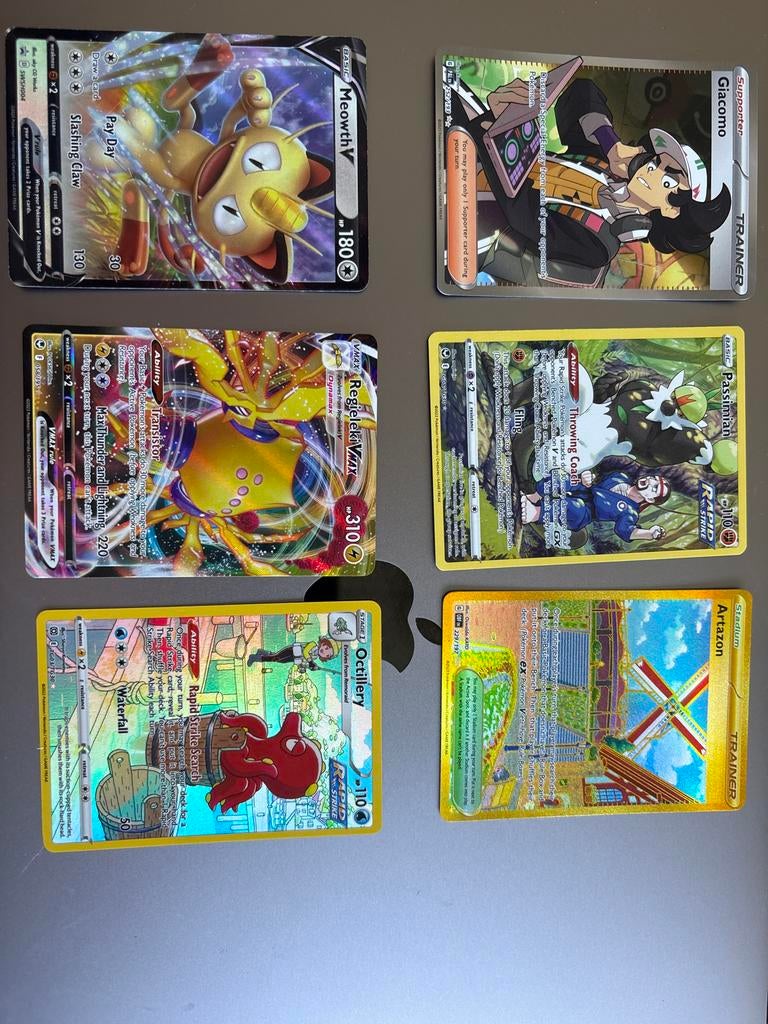 Pokémon Kaarten Collectie: Meowth V, Regieleki VMAX, Artazon, Ophalen of Verzenden, Zo goed als nieuw, Meerdere kaarten, Foil