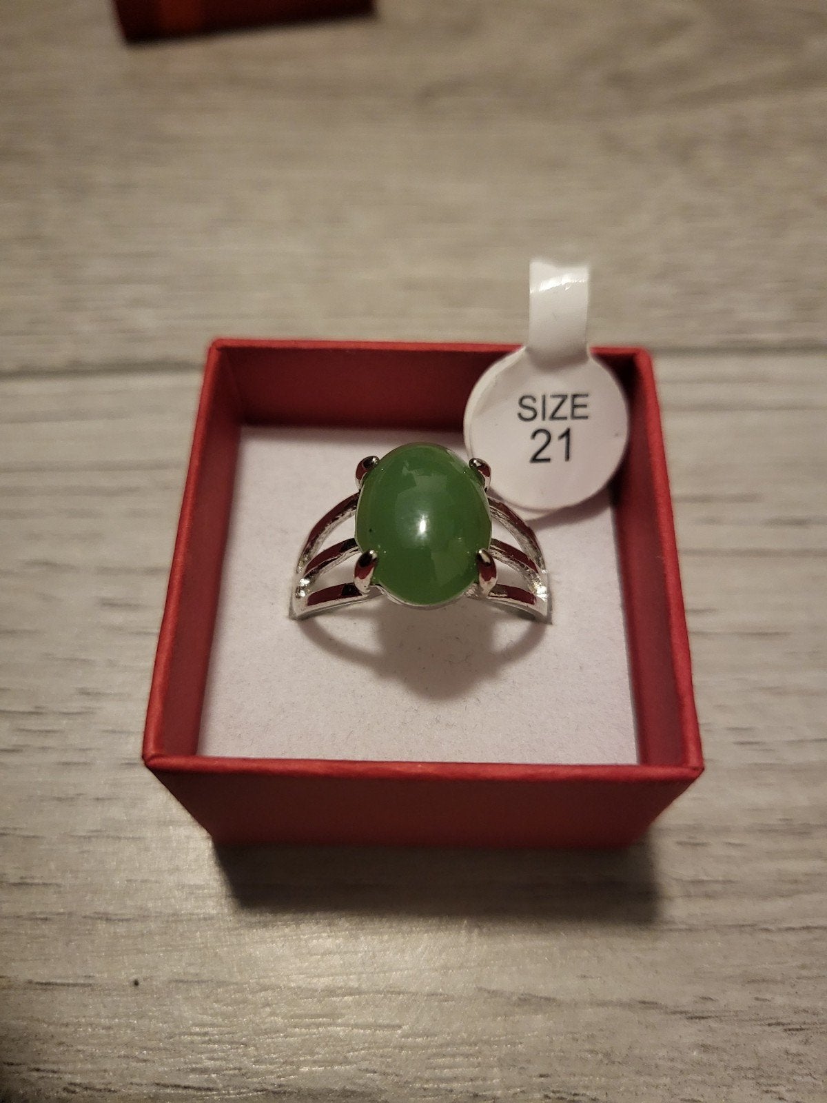 Nieuwe ring met groene steen - Maat 21, Sieraden, Tassen en Uiterlijk, Ringen, Overige materialen, 20 of groter, Nieuw, Ophalen of Verzenden