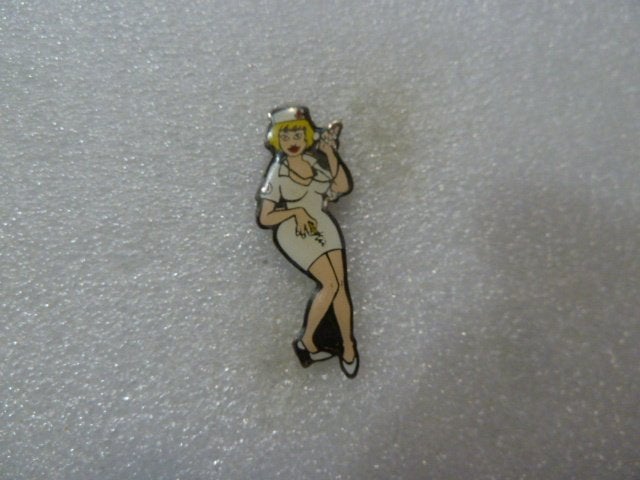Vintage Pin-up Verpleegster pin, Ophalen of Verzenden, Gebruikt, Figuurtje, Speldje of Pin
