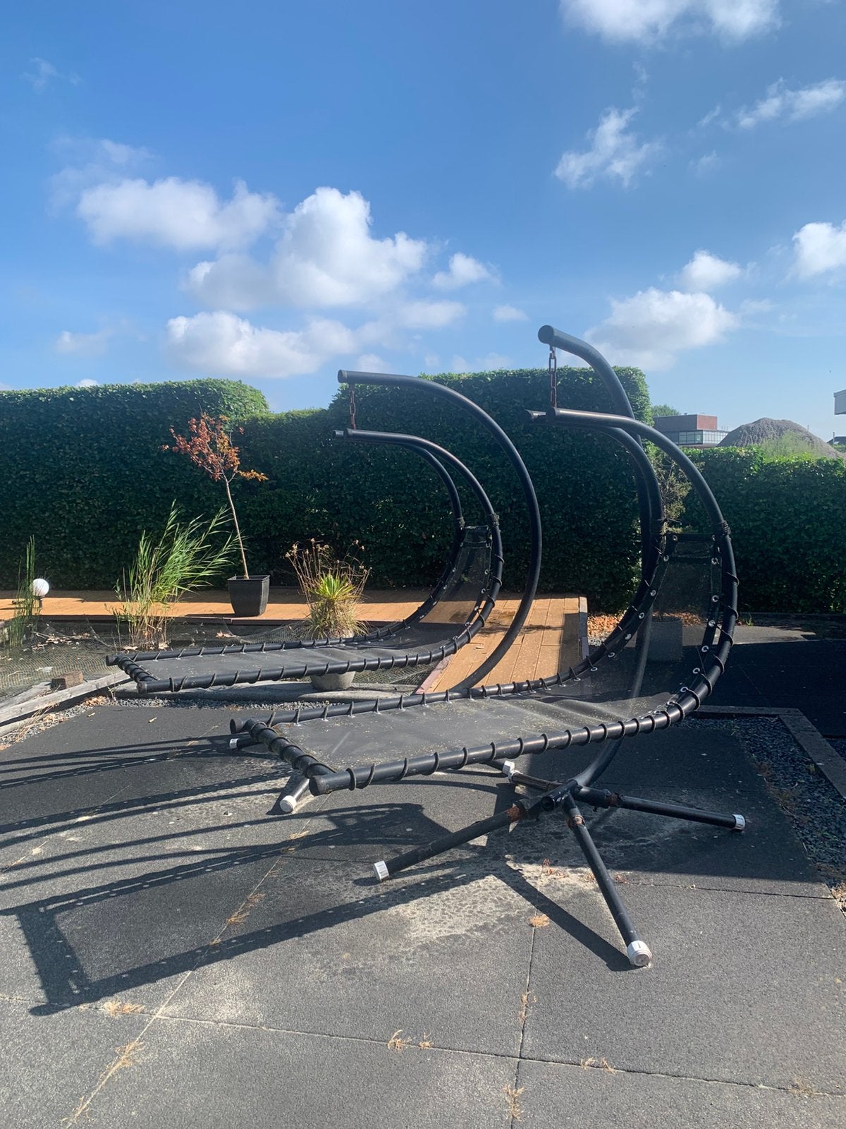 2 hangstoelen op poot van ijzer. Kleur zwart, Gebruikt, Ophalen of Verzenden, Met standaard, Eenpersoons