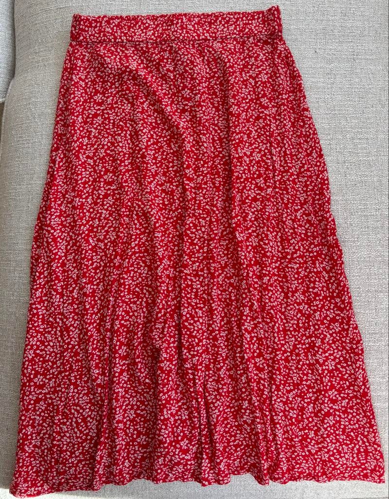 Rode half lange rok met bloemenprint van Monki, Kleding | Dames, Rokken, Zo goed als nieuw, Maat 36 (S), Rood, Onder de knie, Ophalen of Verzenden