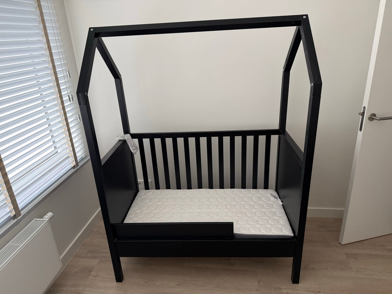 Bopita ledikant huisje zwart 60x120 compleet met matras!, Kinderen en Baby's, Ophalen, Gebruikt, Minder dan 140 cm, Matras