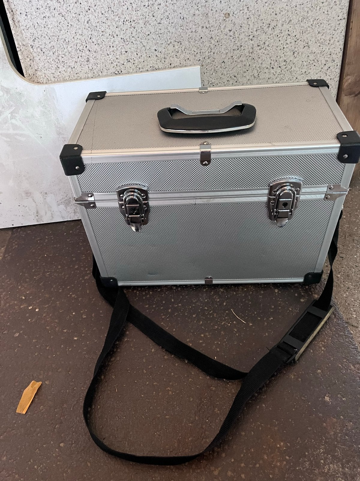Lege aluminium koffer met schouderband, Ophalen, Gebruikt, Slot, Minder dan 50 cm