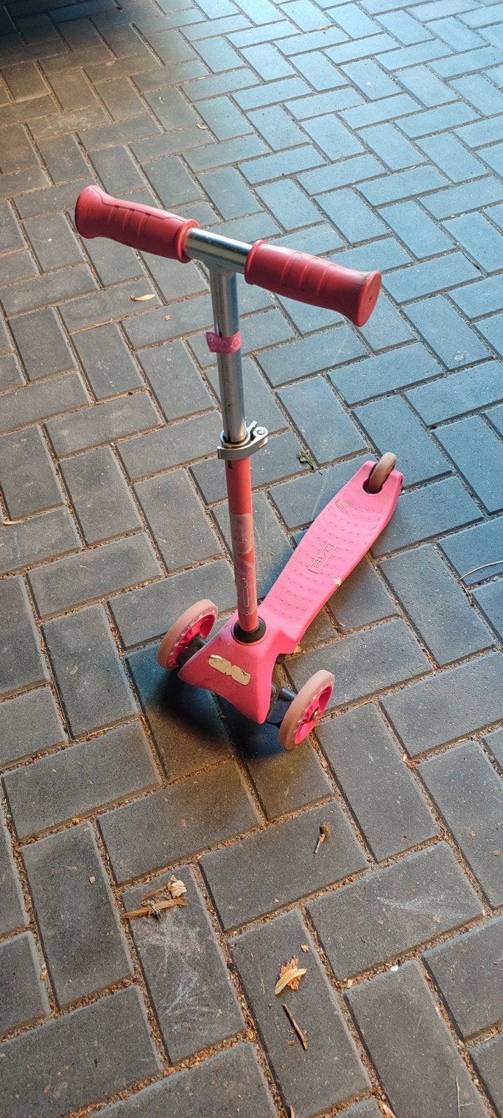 Gratis roze kinderstep met 3 wielen, Ophalen, Gebruikt, Gewone step