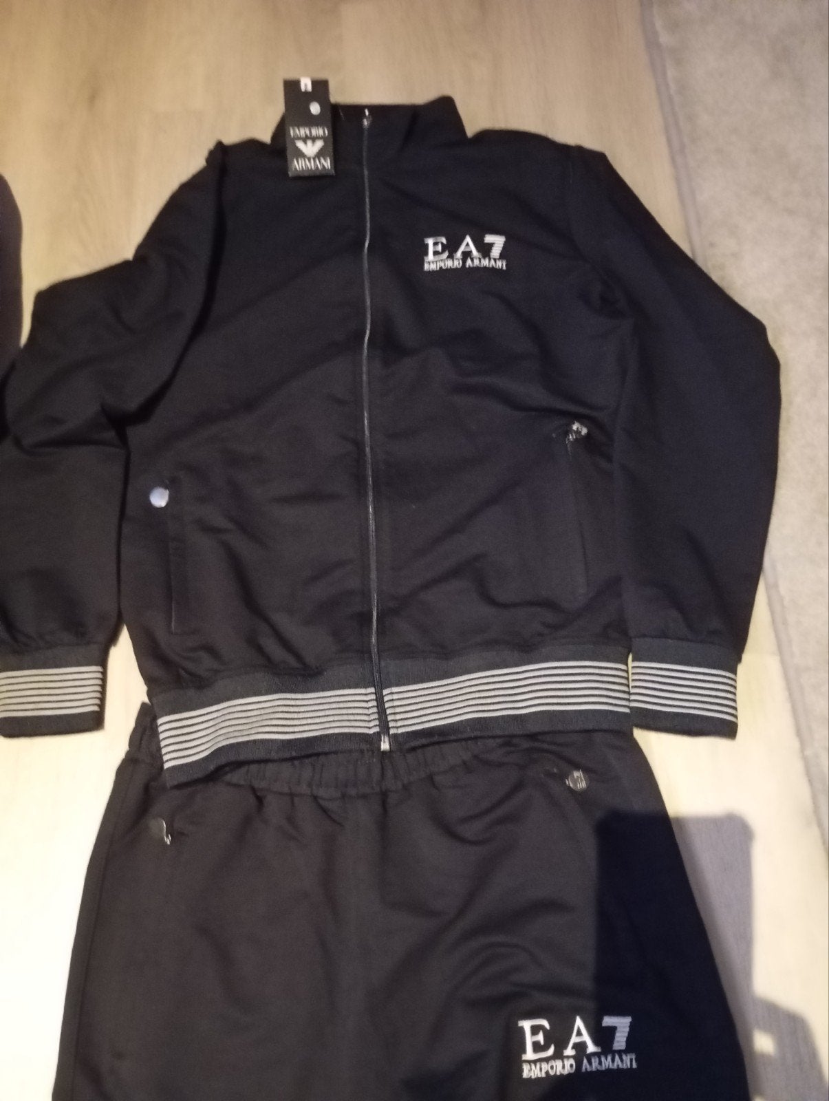 Nieuw EA7 Emporio Armani trainingspak in het zwart met wit l, Ophalen of Verzenden, Nieuw, Zwart, Algemeen
