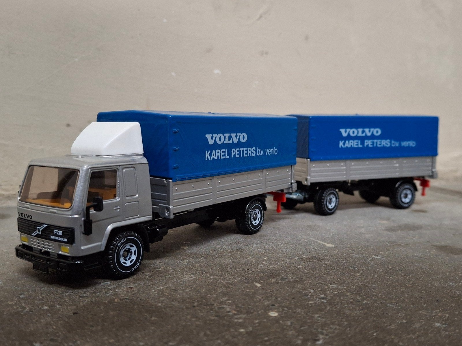 Siku Volvo FL10 Karel Peters b.v Venlo, Ophalen of Verzenden, Bus of Vrachtwagen, SIKU
