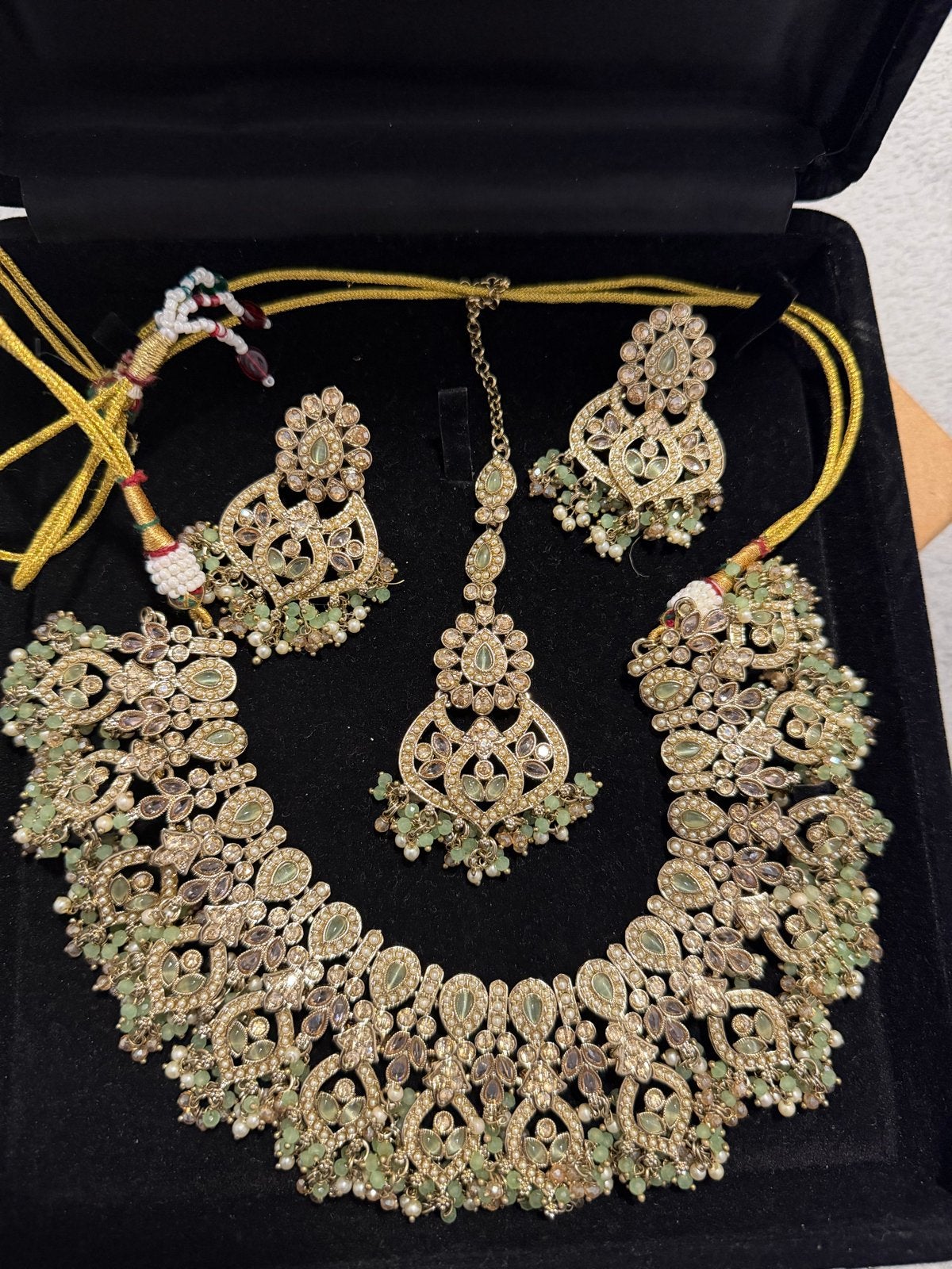 Prachtige Indiase Bruidssieraden Set - Goudkleurig met Groen, Sieraden, Tassen en Uiterlijk, Kettingen, Overige materialen, Ophalen of Verzenden