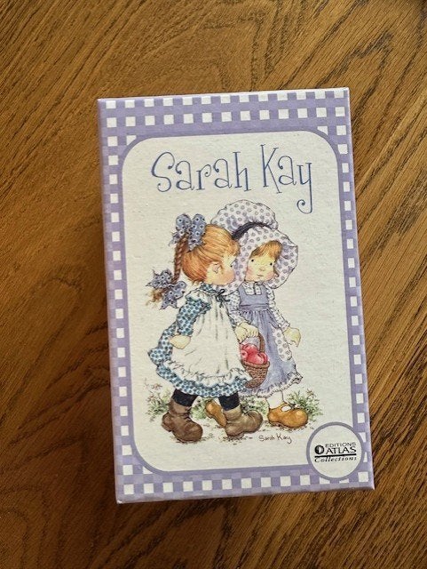 beeldje Sarah Kay in doos met potlood, Ophalen of Verzenden, Nieuw, Mens