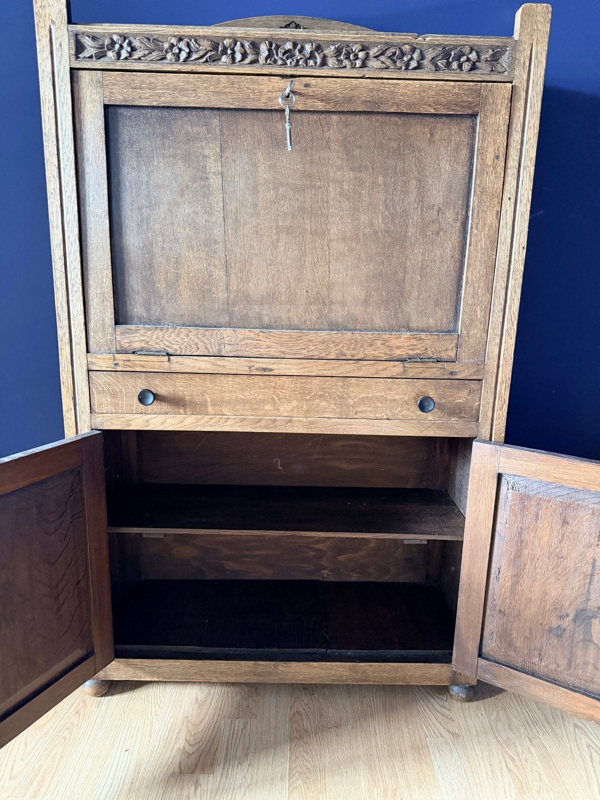 Antiek eikenhouten secretaire met houtsnijwerk, Ophalen