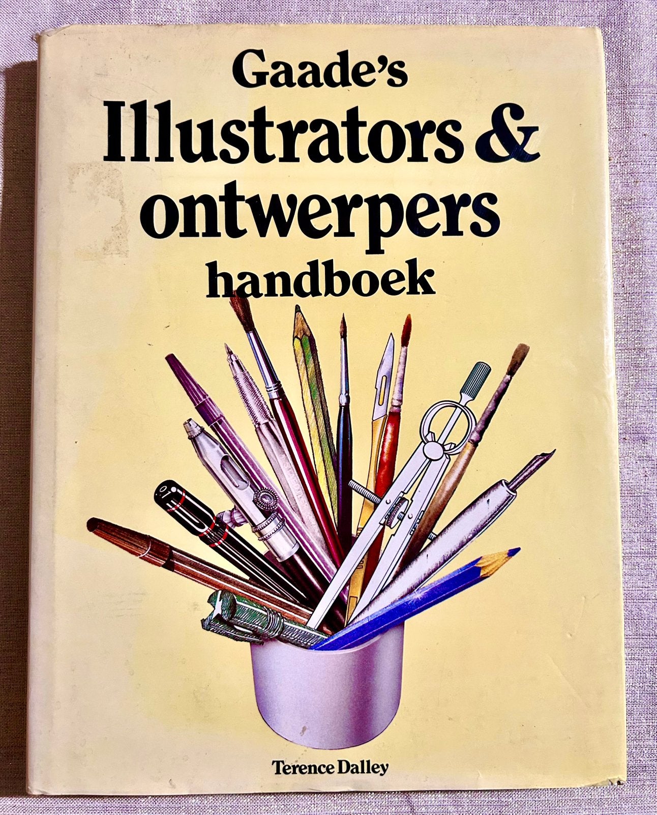 Gaade’s Illustrators & ontwerpers handboek, Boeken, Ophalen of Verzenden, Gelezen, Overige onderwerpen