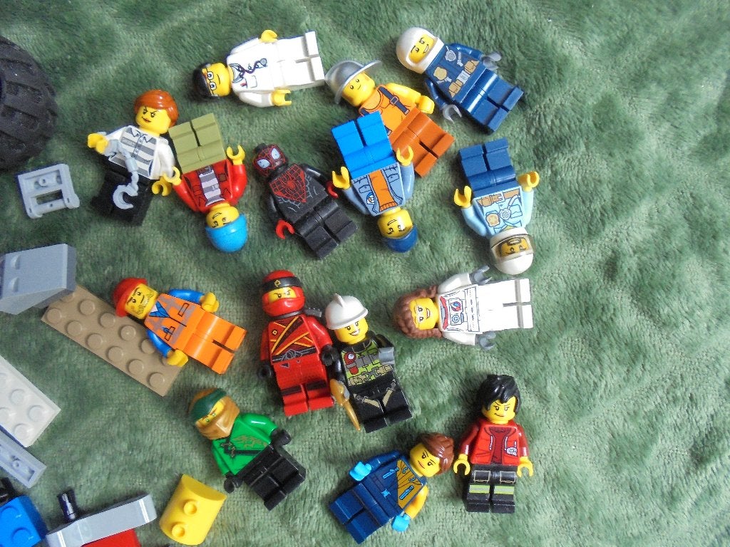 Foto 3 van grote partij losse lego met poppetjes