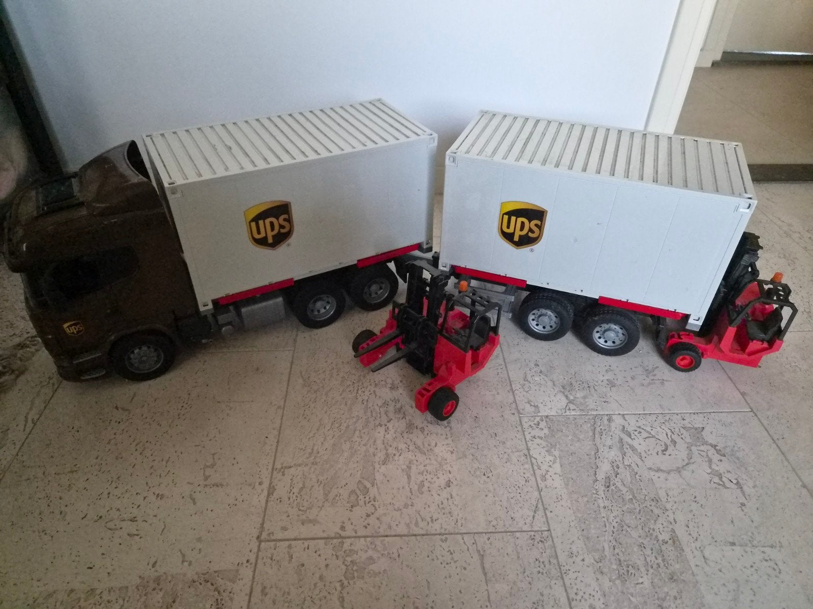 Bruder Scania UPS vrachtwagen met 2 containers en 2 heftruck, Ophalen, Zo goed als nieuw