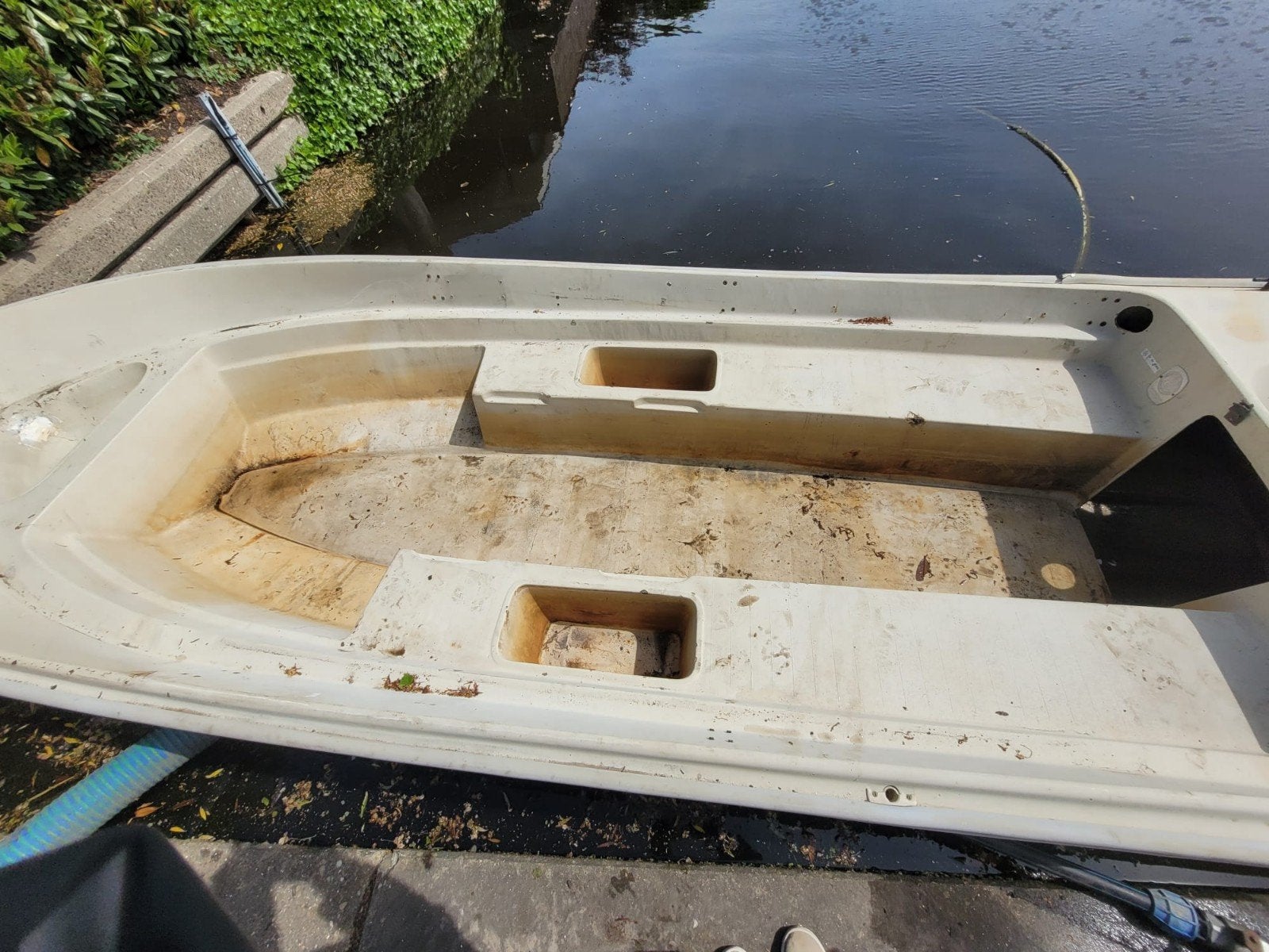 Kleine polyester boot met Mercury buitenboordmotor, Ophalen, Gebruikt