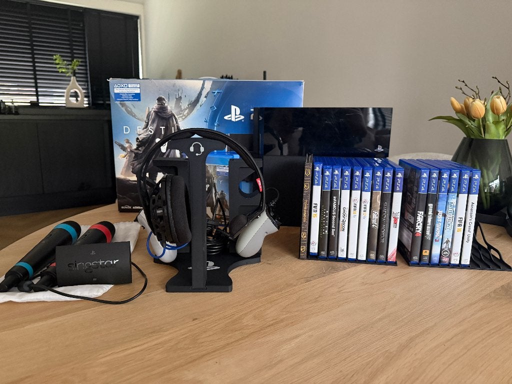 PS4 1TB met 17 games, 2 controllers en SingStar-microfoons, Gebruikt, Met 2 controllers, Ophalen of Verzenden, Met harde schijf