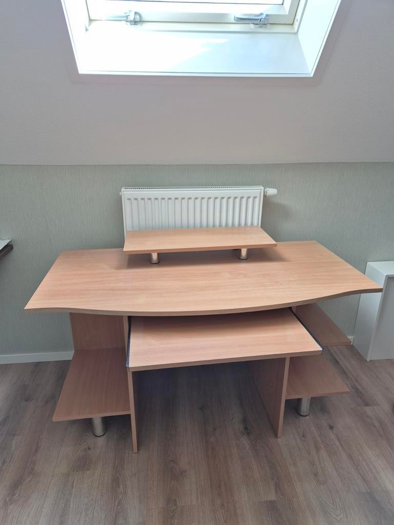 Bureau 130x76x58 cm met uitschuifbaar toetsenbordblad, Ophalen, Opbergruimte, Gebruikt, Hout