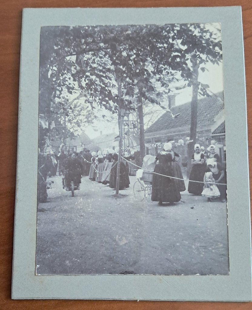 kabinetfoto Walcheren dorp klederdracht oude foto op karton, Verzamelen, Gebruikt, Foto, Ophalen of Verzenden, Voor 1940