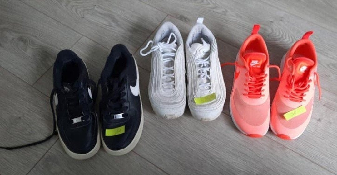Nike schoenen
maat 36,5 zwart €25
Maat 37,5 wit €17,50
Maat, Ophalen of Verzenden, Nieuw, Jongetje of Meisje, Schoentjes