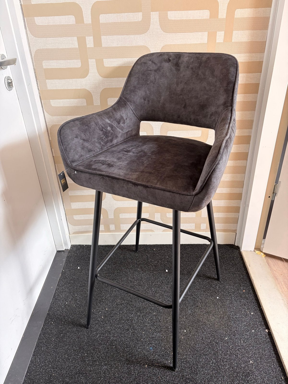 2 stuks Stijlvolle barkruk PTMD - Grijs fluweel, Ophalen, Met voetsteun, Nieuw, 90 cm of meer