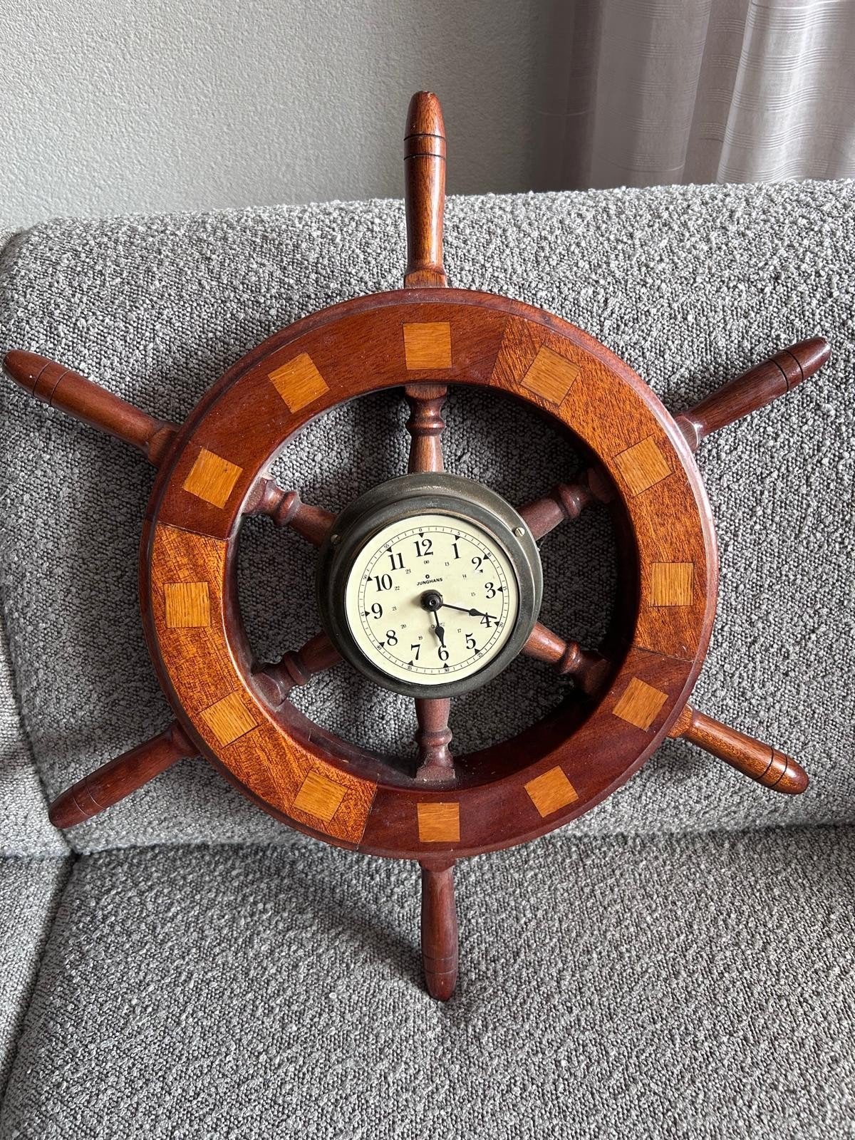 Decoratieve wandklok, vormgegeven als scheepsstuurwiel., Antiek en Kunst, Ophalen