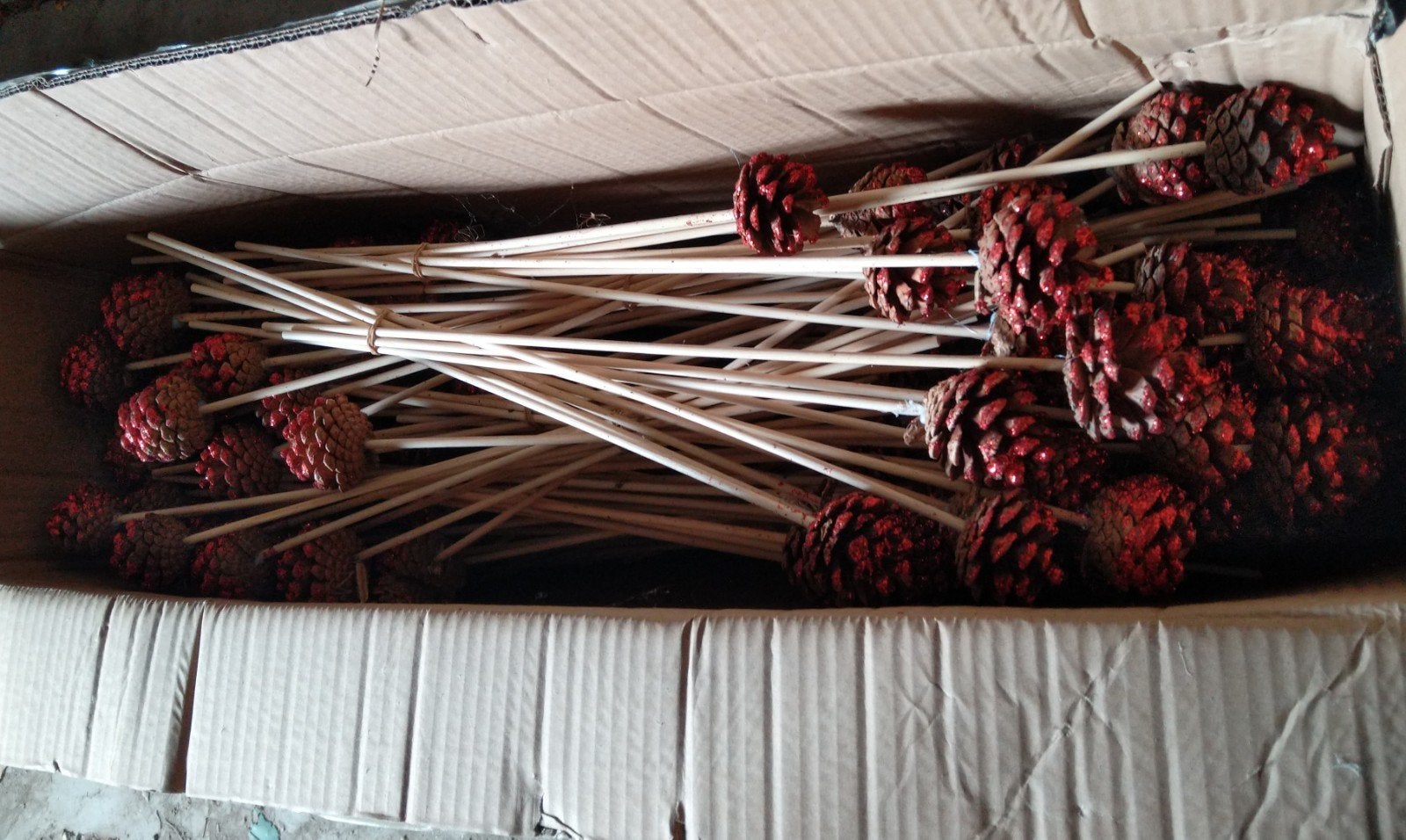 Dennenappel bij-stekers. 4 Dozen, 4 kleuren., Diversen, Ophalen of Verzenden, Nieuw