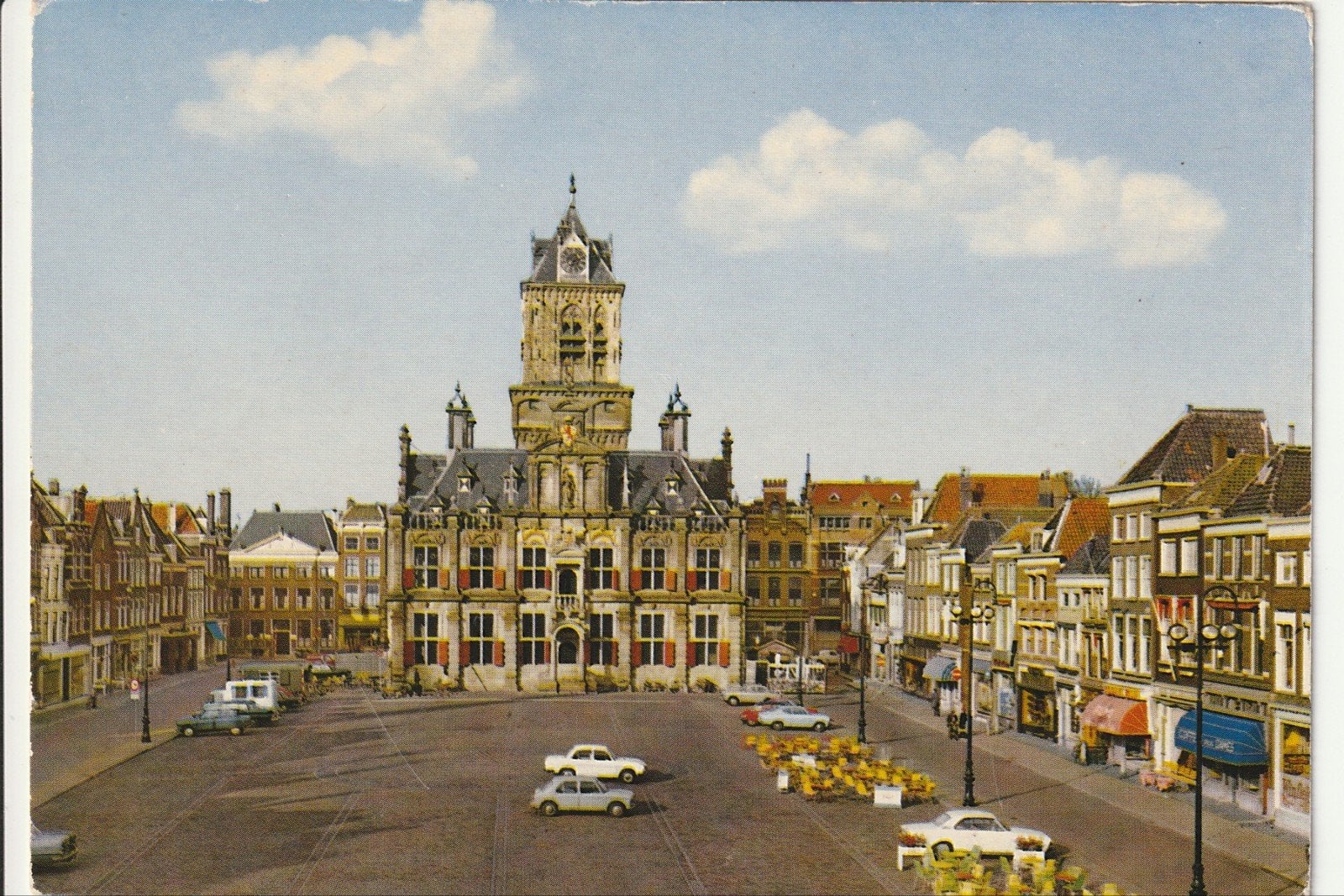 DELFT MARKT MET STADHUIS WINKELS HORECA TERRASSEN AUTO'S, Ophalen of Verzenden, 1960 tot 1980, Gelopen, Zuid-Holland