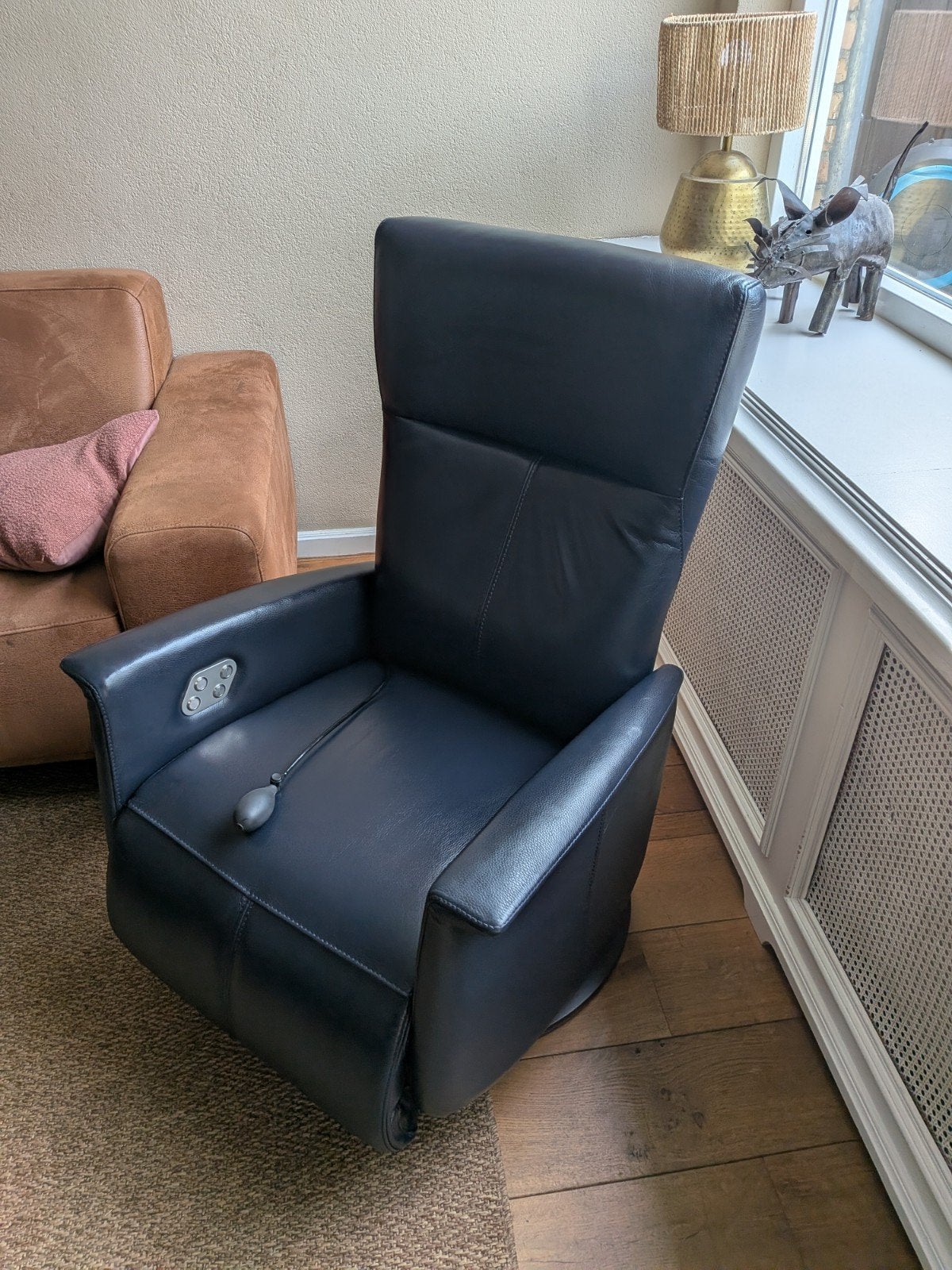 Luxe Elektrische Prominent Sta-Op Stoel – ZGAN, Ophalen, Zo goed als nieuw, 50 tot 75 cm, Leer