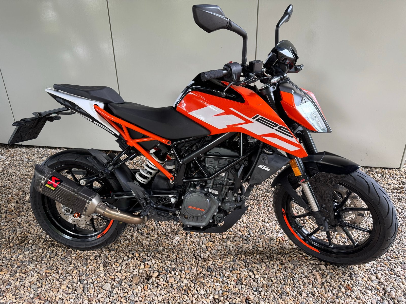 Super strakke KTM 125 Duke 2019 A1 Akrapovic uitlaat, Motoren, Occasion, Particulier, 11 kW of minder, ABS