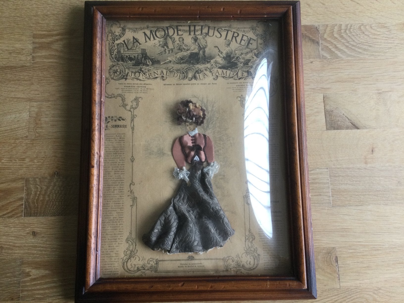 Mode illustratie achter bol glas. Oude voorstelling., Huis en Inrichting, Woonaccessoires | Lijsten, Ophalen of Verzenden, Hout