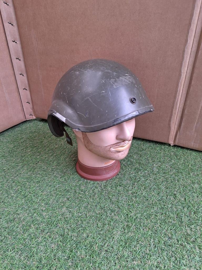 Helmschaal zonder binnenwerk van USA tankhelm, Ophalen