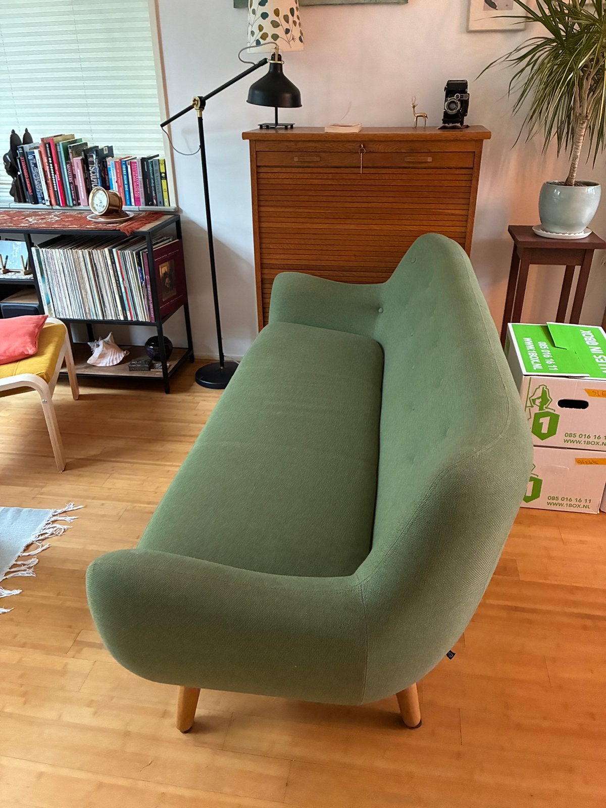 Sofacompany 3-zits bank Herman lichtgroen met houten poten
