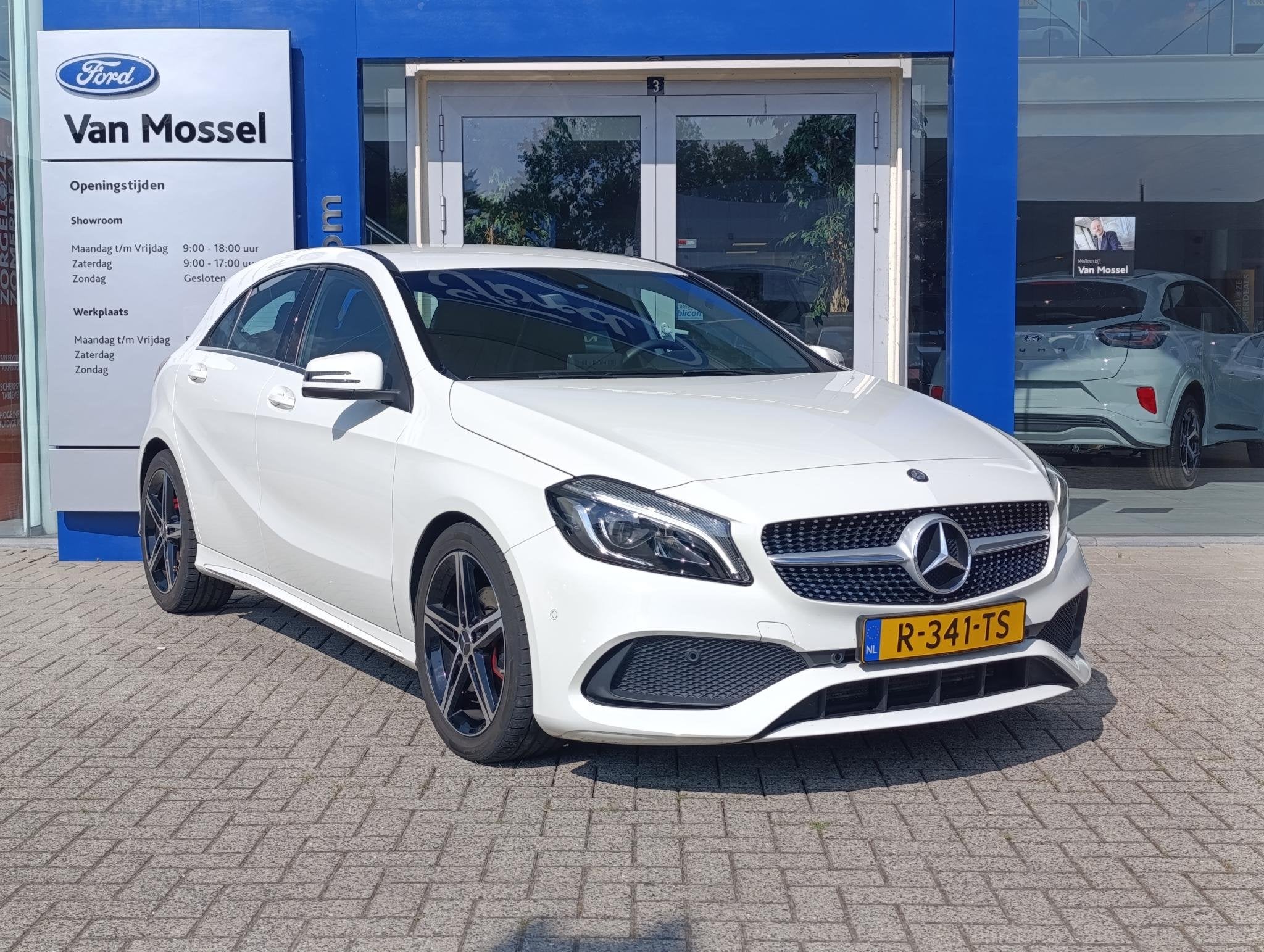 Mercedes-Benz A-klasse 180 AMG Night Edition Plus | Stoelver, Auto's, Mercedes-Benz, 12 maanden, Gebruikt, 4 cilinders, Leder en Stof