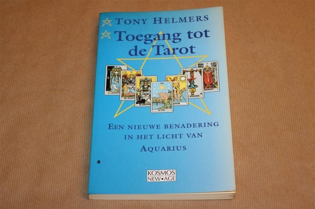 Toegang tot de Tarot — Tony Helmers [1996], Boeken, Esoterie en Spiritualiteit, Ophalen of Verzenden, Gelezen, Overige onderwerpen