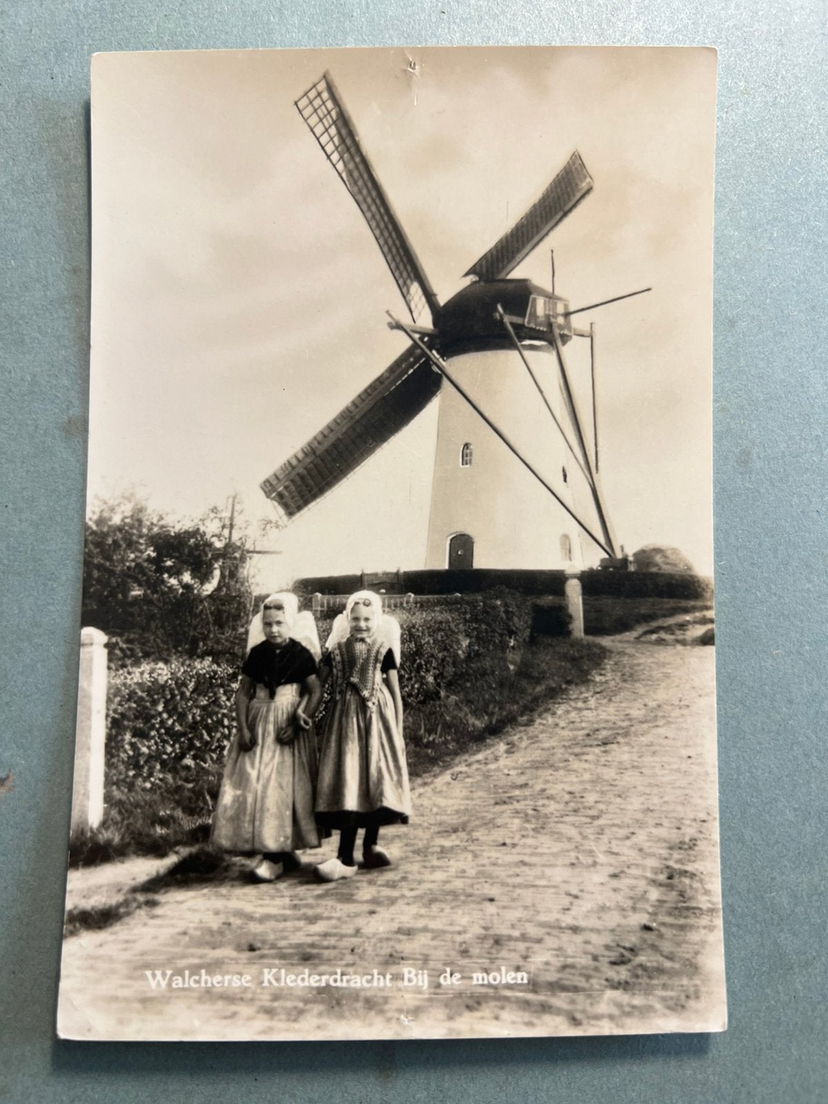 1965 Walcherse Klederdracht bij de molen - Biggekerke, Ophalen of Verzenden, 1960 tot 1980, Gelopen, Zeeland