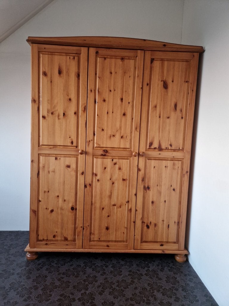 Gratis: Grenen kleding kast, Ophalen, Met deur(en), Gebruikt, 100 tot 150 cm