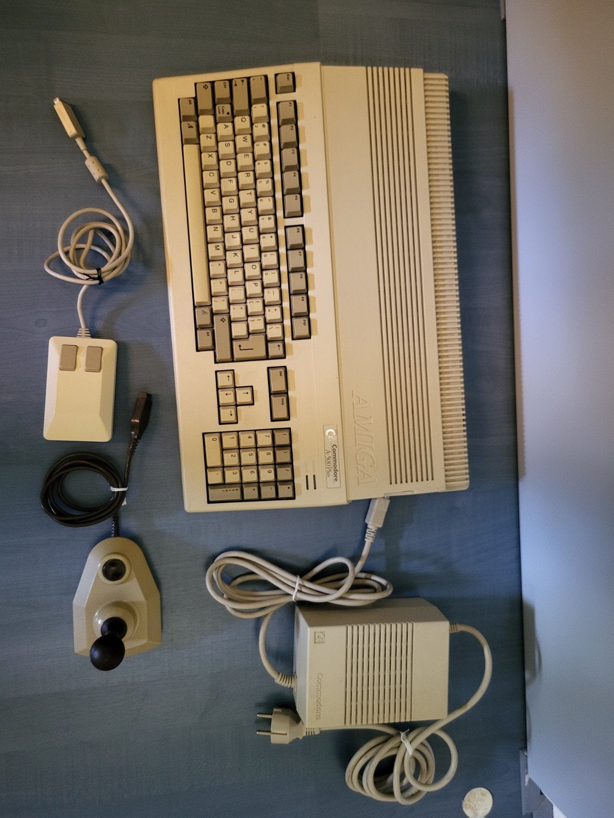 Amiga 500+ met muis, joystick, voeding en floppies, Computers en Software, Ophalen of Verzenden, Commodore Amiga